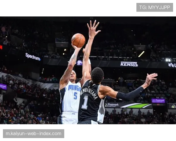 长岛篮网约翰逊15分10篮板 多次抢下前场篮板提供二次进攻